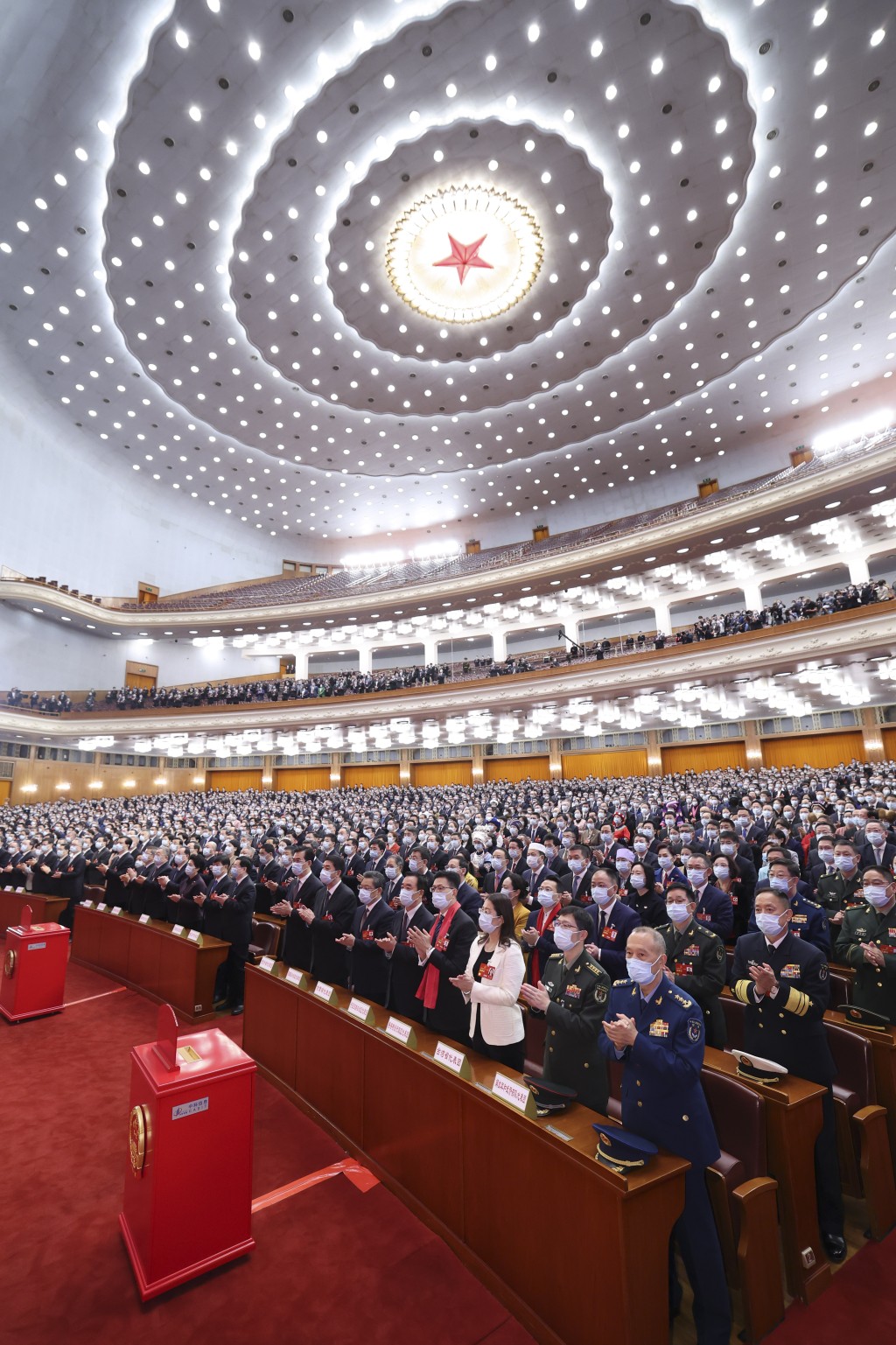 十四屆全國人大一次會議在北京人民大會堂舉行第五次全體會議。新華社