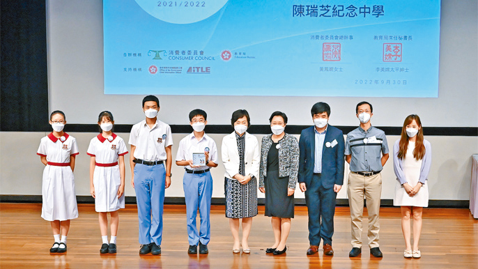 ■陳瑞芝中學已連續十五年參加消化獎：張國威副校長（右三）及蔡聖龍老師（右二）分別表示，比賽對學生的價值觀建立和團隊溝通合作均有莫大幫助。