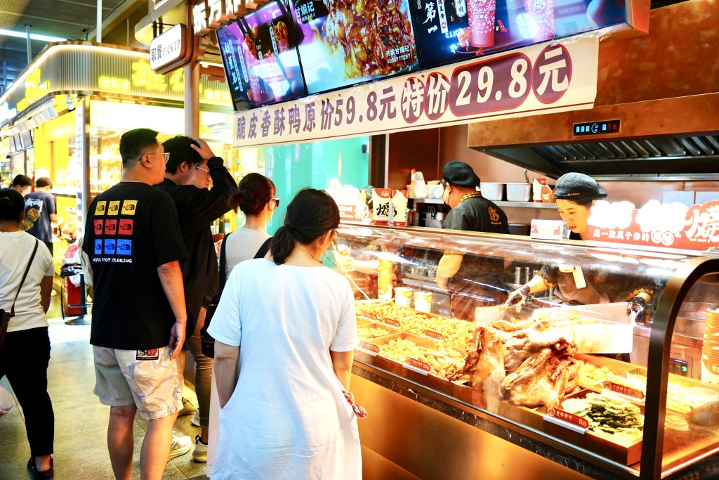 港人北上消費。 港人北上消費。