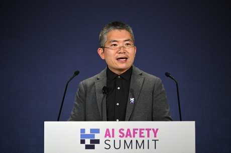 中國科學院代表曾毅在AI峰會上發言。路透社