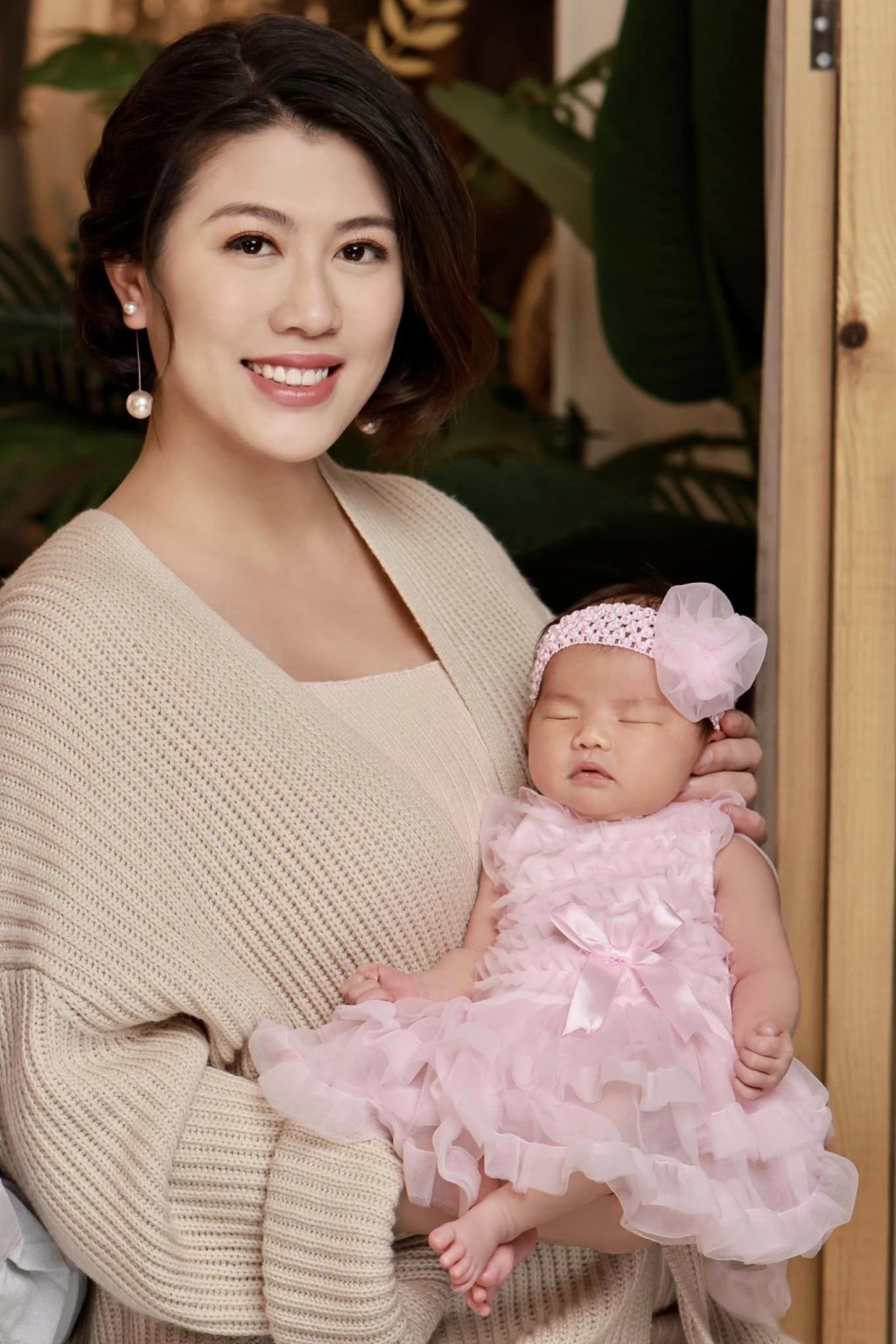 陳彥行在facebook發文上載多張3年前懷孕以及女兒初生時的可愛照片。
