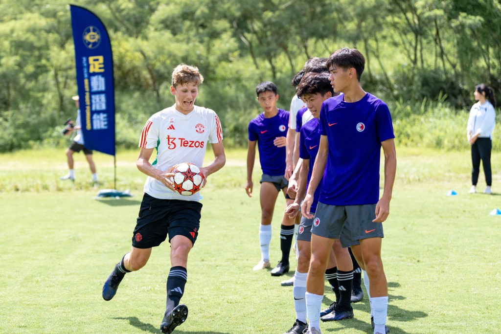 香港U18同曼联U16进行联合训练。