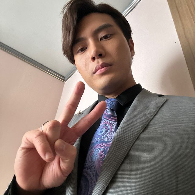 顧紀筠繼子陳浚霆在處境劇《愛.回家之開心速遞》飾演「風少」。 顧紀筠繼子陳浚霆在處境劇《愛.回家之開心速遞》飾演「風少」。