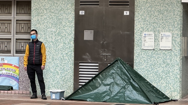 死者遺體蓋上帳篷。梁國峰攝