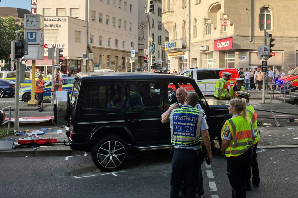 斯圖加特汽車撞人現場一片凌亂，警方在場調查。美聯社