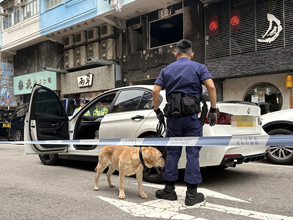 警方出動警犬搜車。