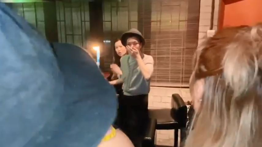 眾人忽然捧出蛋糕，為伍詠薇送上驚喜。