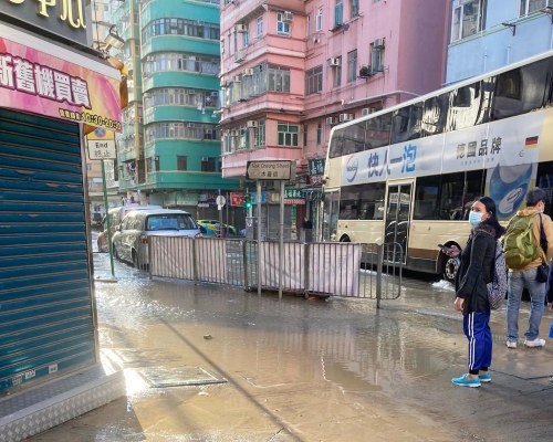 木廠街爆水管，水浸馬路和行人路。  香港突發事故報料區FB圖