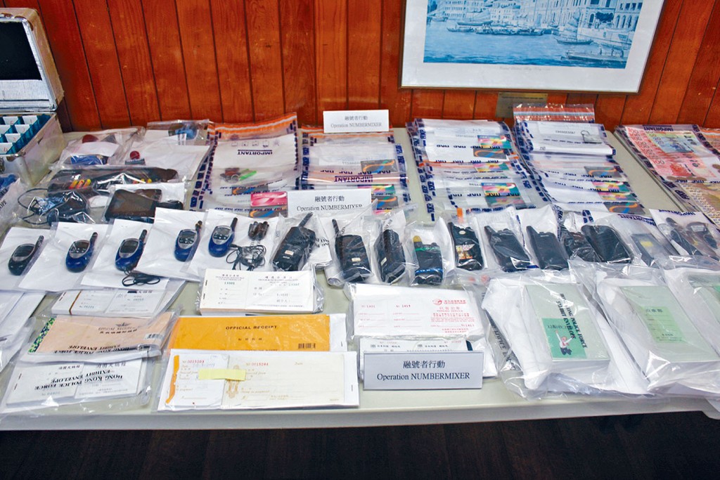 ■警方檢走一批對講機及其他證物。