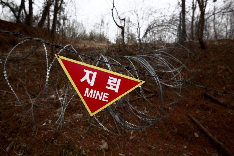 北韩在连接南北韩的3条道路上埋设地雷。图为非军事区中的地雷区。网上图片