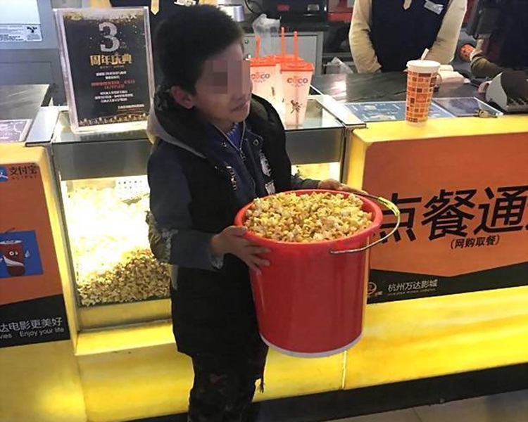 杭州戏院10元爆谷任装，民众带水桶「抢攻」。网上图片