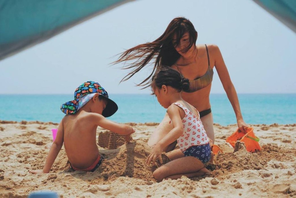 經常陪子女去海灘。