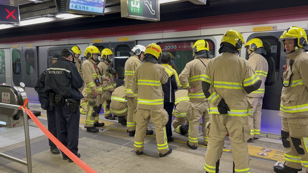 大批消防员在旺角东站检查冒烟列车。蔡楚辉摄