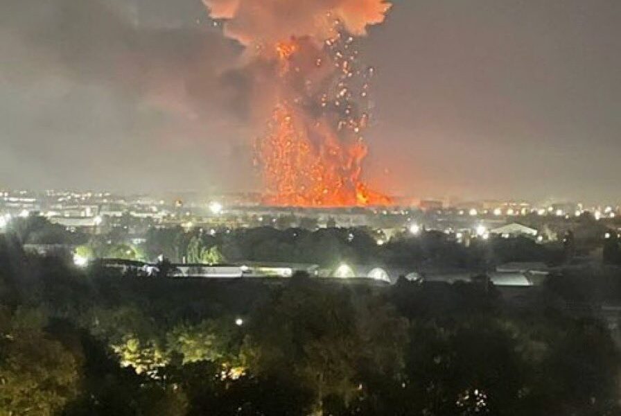 烏茲別克首都塔什干機場附近的海關倉庫爆炸引發大火，烈焰沖天。網上圖片