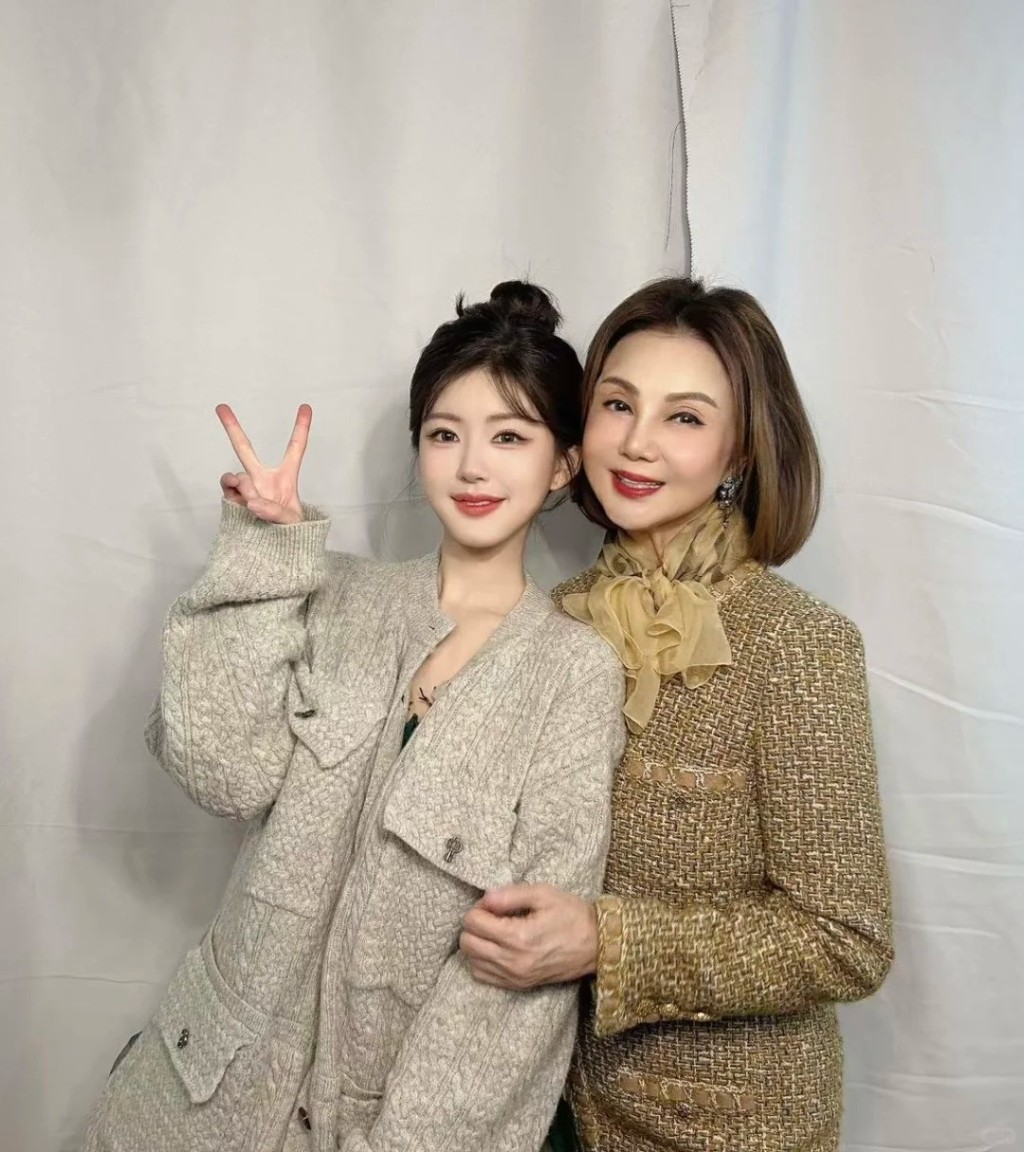 日前，谢玲玲就在小红书上分享了两张与内地顶流女星赵露思的合照，当中二人紧靠在一起留影，谢玲玲更亲䁥地挽著对手手臂，似乎交情匪浅。