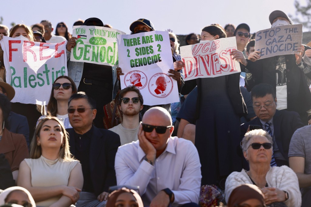 加州大学柏克莱分校的毕业礼上，有示威者静坐抗议。美联社