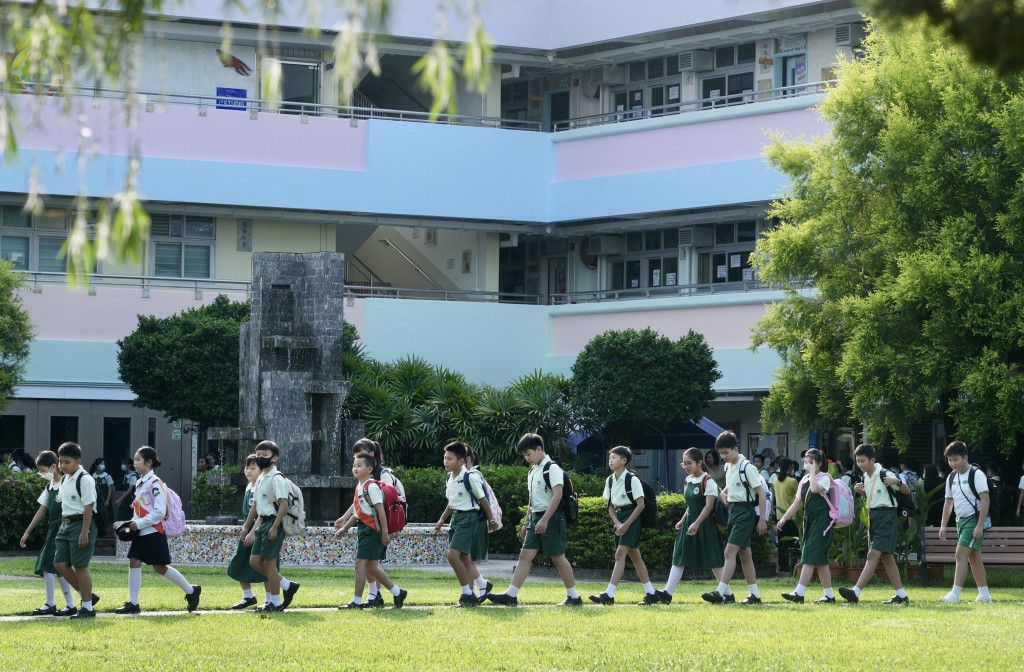 其中学额变化较明显的校网包括黄大仙43校网，学额减100个，西贡95校网的学额则增加63个。