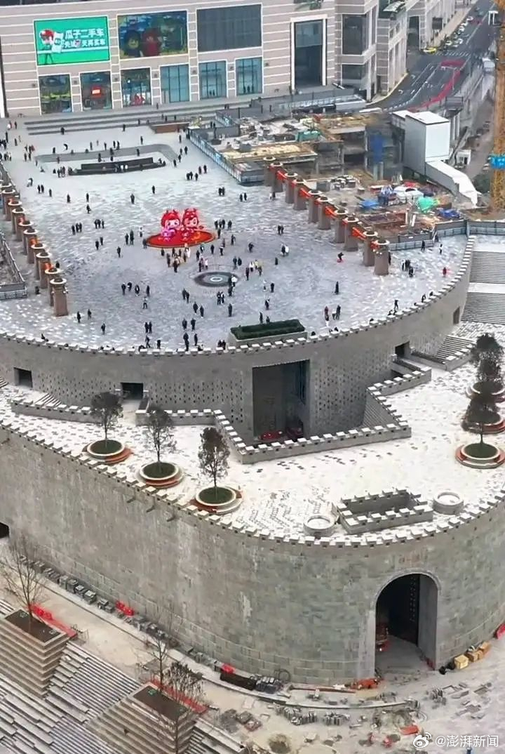 重庆地标朝天门广场重开，被批城墙过高，令游客不能看到江景。微博