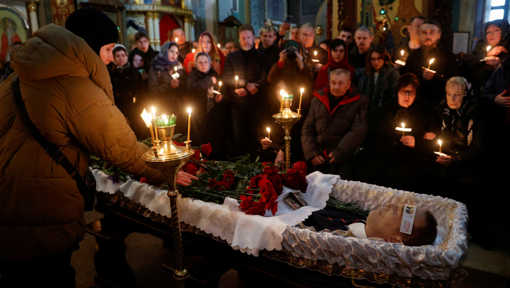 納瓦爾尼舉殯千計民眾送行。 路透社