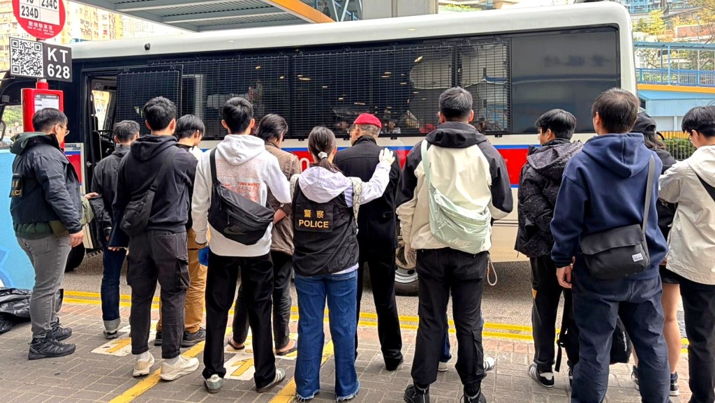 被捕男女帶署調查。