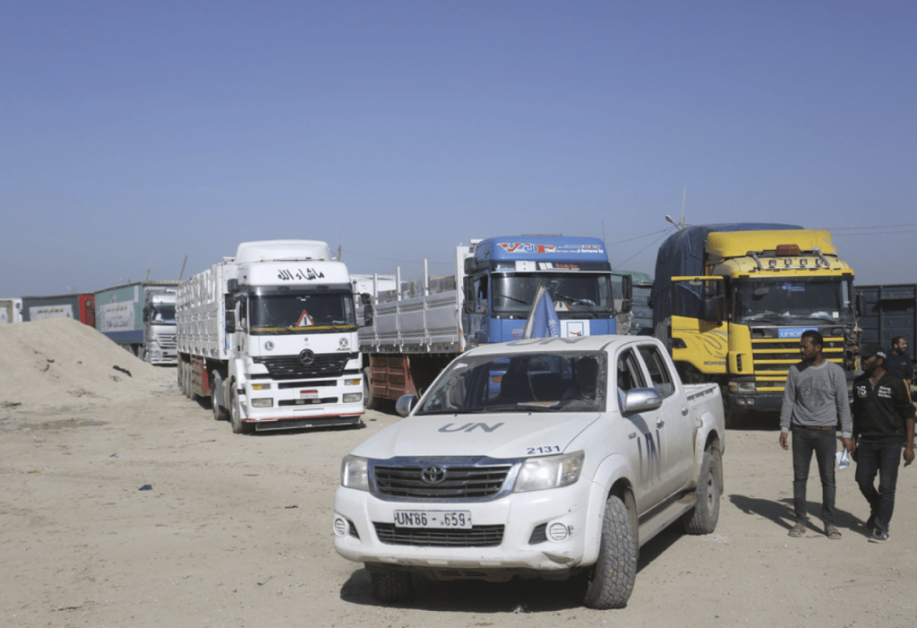 聯合國救援物資車隊進入加沙卸載。美聯社