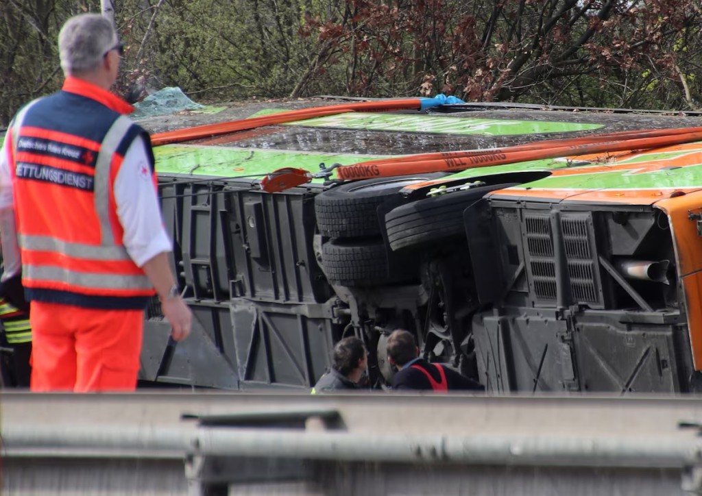 德國萊比錫長途巴士車禍,至少5人死亡。路透社