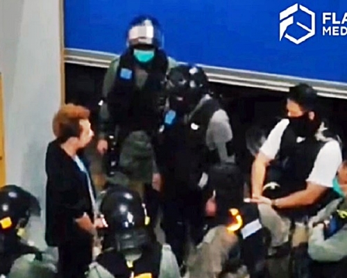 市民遇截查遭警辱罵被要求道歉。Flash Media Hong Kong影片截圖