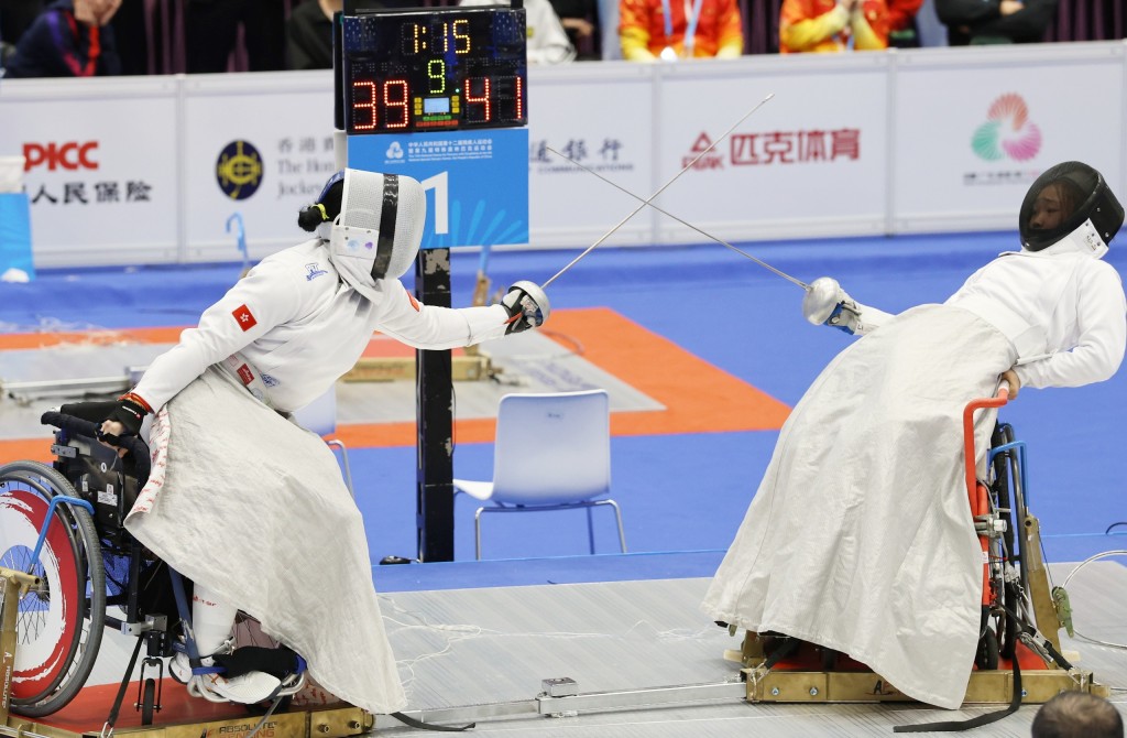 大師姐余翠怡（左）在銅牌戰對江蘇隊（右）時繼續担任守尾門角色。徐嘉華攝