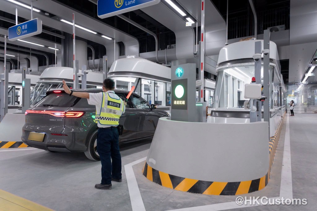 演習除了車輛正常通關流程之外,亦模擬演練車輛出入境時發生的特別情況。海關Facebook 演習除了車輛正常通關流程之外,亦模擬演練車輛出入境時發生的特別情況。海關Facebook