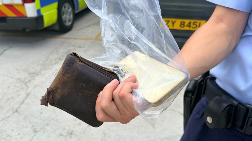 警員在死者身上檢獲銀包和手機等。 警員在死者身上檢獲銀包和手機等。
