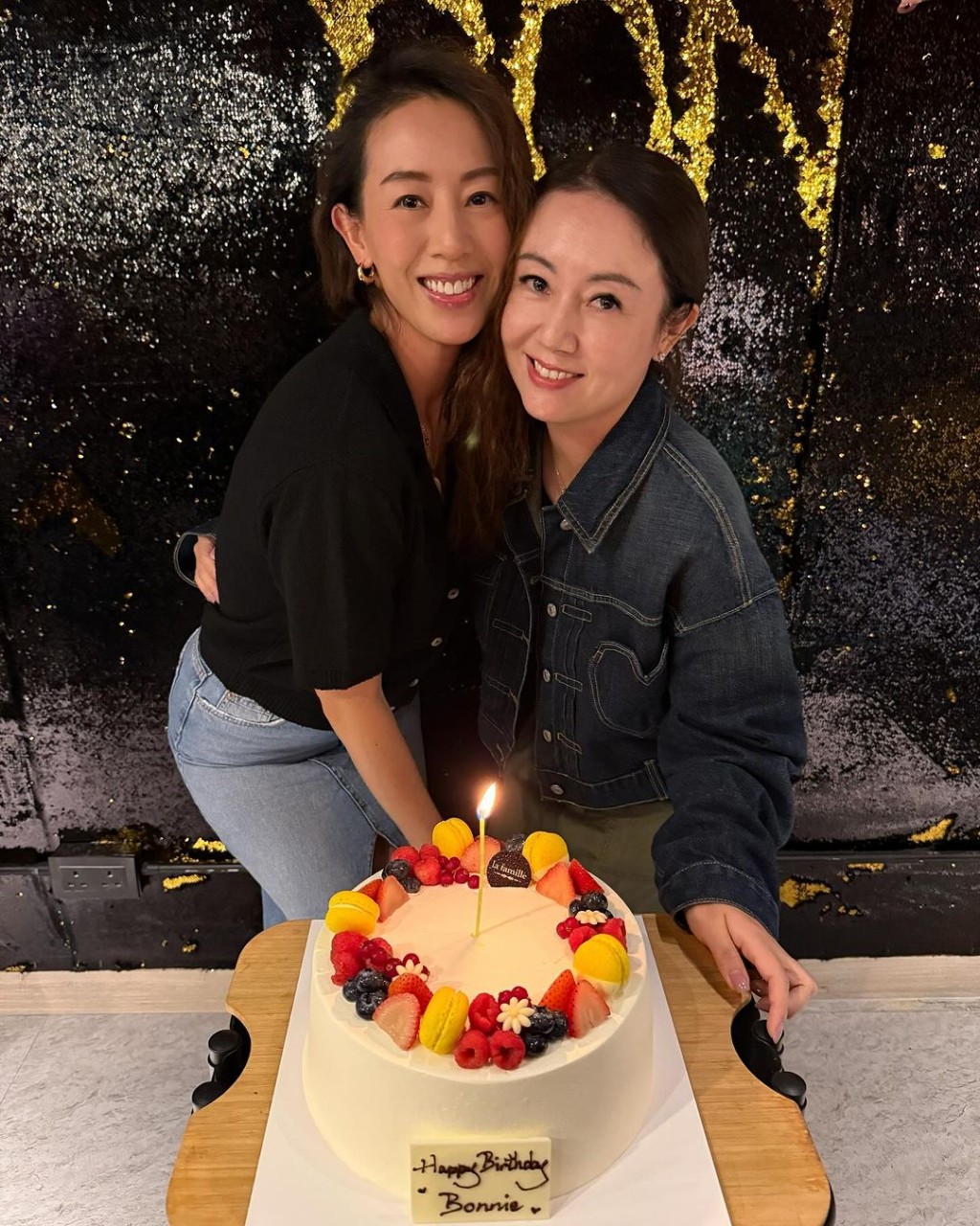 梁靖琪曾分享與姐姐慶生的合照,兩姐妹同樣高顏值,姐姐更與年輕時的盧宛茵有幾分相像! 梁靖琪曾分享與姐姐慶生的合照,兩姐妹同樣高顏值,姐姐更與年輕時的盧宛茵有幾分相像!