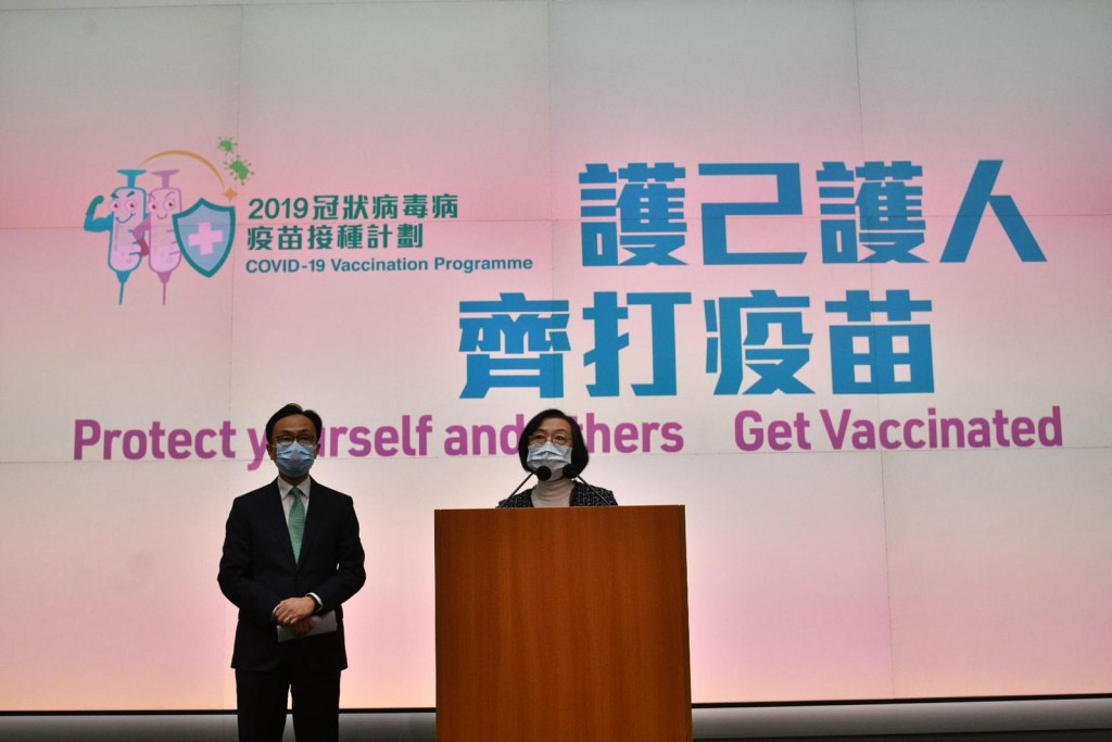 聶德權(左)指,自2月26日開展疫苗接種計畫後,整體運作暢順。