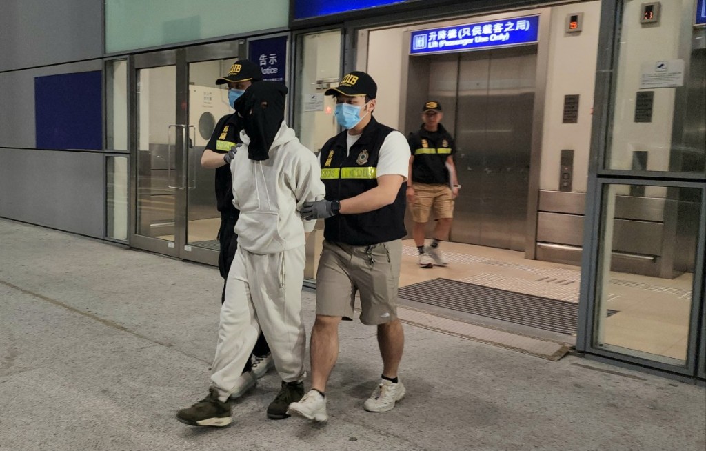 海關拘捕一名外籍男旅客。黃文威攝 海關拘捕一名外籍男旅客。黃文威攝