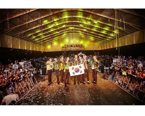 SJ作为首支于沙地阿拉伯开骚的亚洲歌手，认真威威。（ig图片）