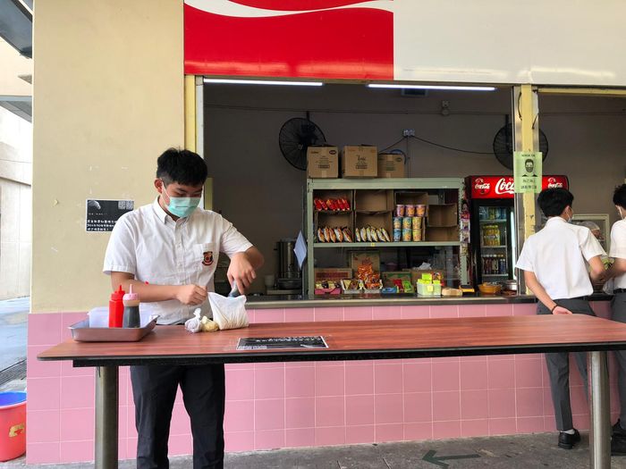 學校小食部如常營業，有教師在場當值，指示學生排隊及進食時均須保持社交距離。