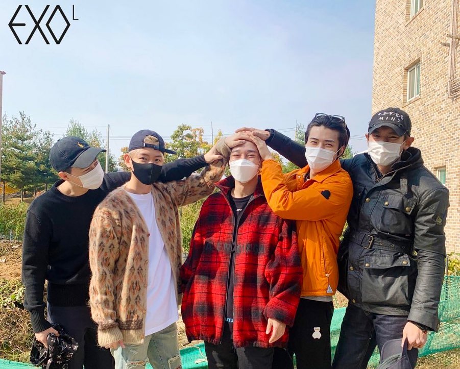 正服役的隊長Suho,與伯賢、世勳和燦烈來送別Chen。