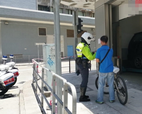 警檢控在行人路上騎踏單車人士。警方圖片
