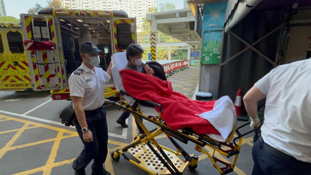 女傷者由救護車送院。