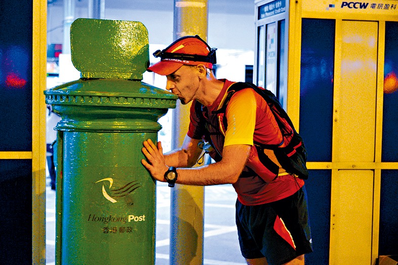 Andre Blumberg完成「香港四徑超級挑戰」後親吻綠色郵筒。