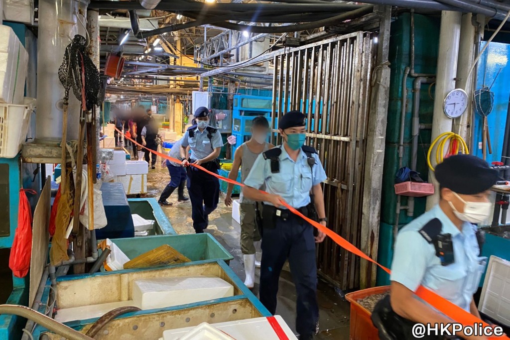 執法人員於香港仔批發市場反黑工。香港警察fb圖片