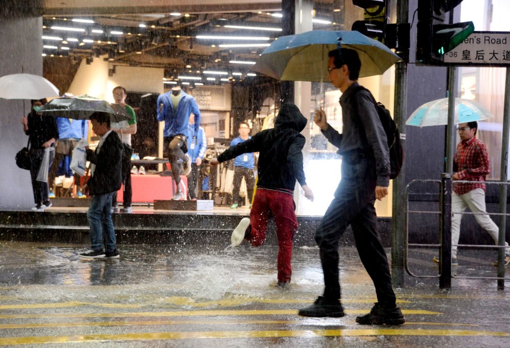 本港有狂風雷暴。資料圖片
