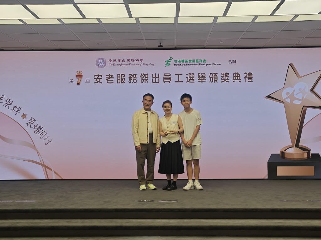 李佩芸今年獲選為前線傑出員工,希望以身作則為兒子做好榜樣。 李佩芸今年獲選為前線傑出員工,希望以身作則為兒子做好榜樣。