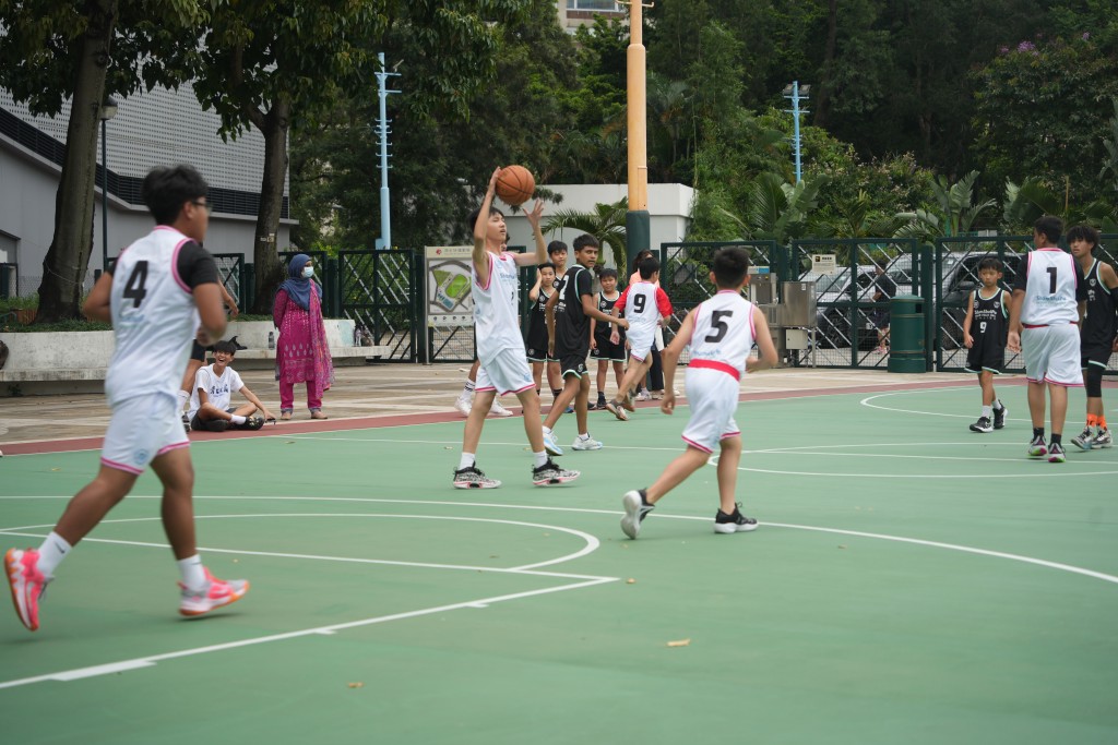 炎炎夏日，本港不少市民熱愛到球場做運動「出一身汗」。吳艷玲攝