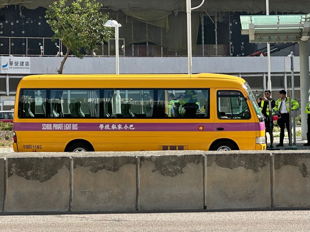 校巴於新蒲崗太子道東近采頤花園被截停。讀者提供