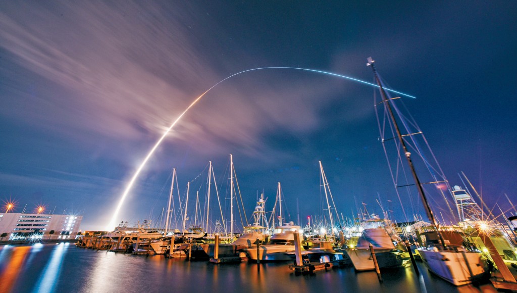 「火神半人馬座」火箭周一在佛州卡納維拉爾角發射，搭載「遊隼號」登月器升空。　