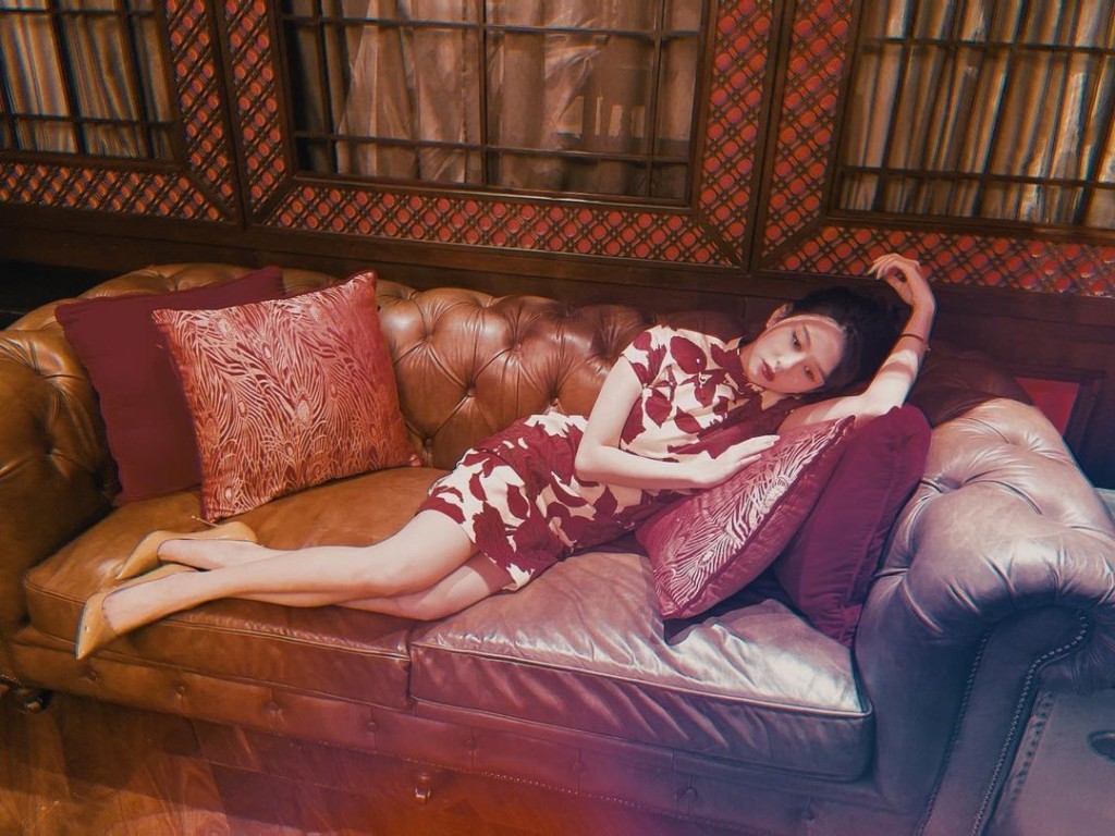 沈月瞓喺沙發上擺出多個Pose。