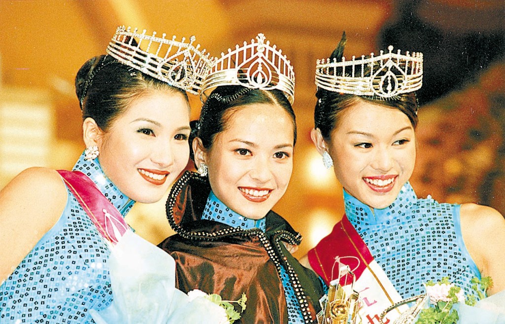 1999年度港姐三甲为冠军郭羡妮、亚军原子鏸（左）、季军胡杏儿（右）。