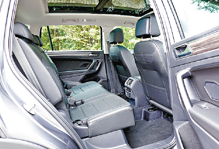 ■後門開啟角度大，中排空間闊落。