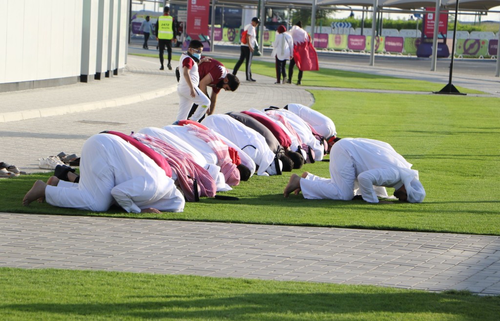 卡塔爾球迷觀戰前不忘進行禮拜儀式。王嘉豪攝