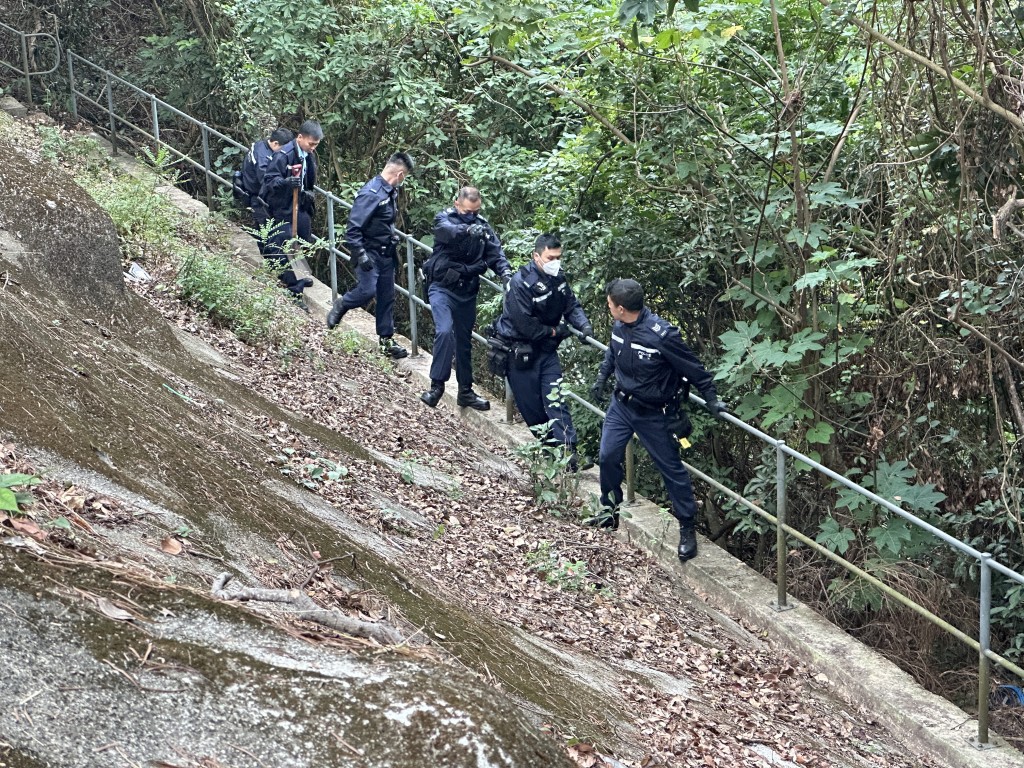 机动部队大埔公路马料水段近中文大学一带山头搜索。梁国峰摄